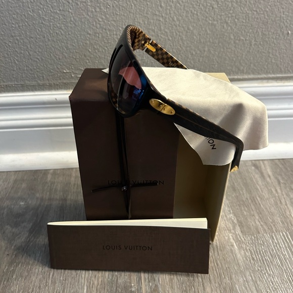 Louis Vuitton Sunglasses - Picture 3 of 5